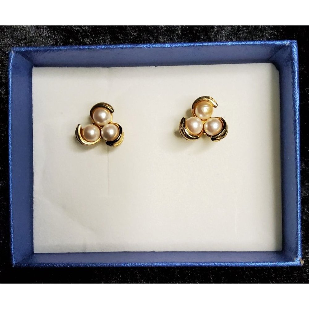 vintage avon gold tone triangle 3 faux pearls post earrings.